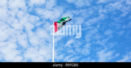 Drapeau Émirats Arabes Unis contre le beau ciel bleu avec des nuages. Célèbre eau de fête nationale le 2 décembre de chaque année. Banque D'Images