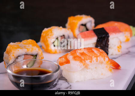 Set à Sushi sashimi et sushi rolls servi sur ardoise en pierre Banque D'Images