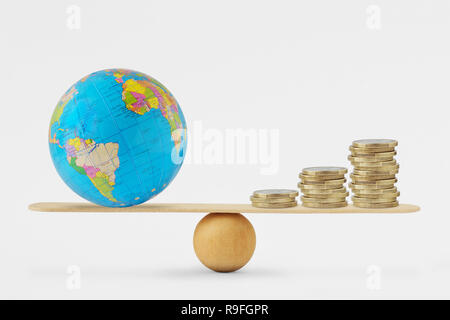 Globe terrestre et de l'échelle d'équilibre de la pile de pièces - Notion d'équilibre entre la santé et la croissance économique planétaire Banque D'Images