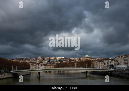 Ville de Lyon sous un ciel d'orage Banque D'Images