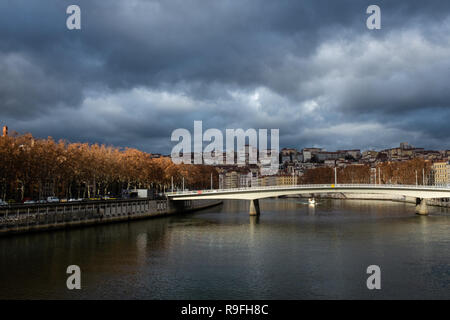 Ville de Lyon sous un ciel d'orage Banque D'Images