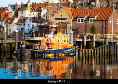 Whitby lifeboat amarré à la station RNLI dans le port Banque D'Images