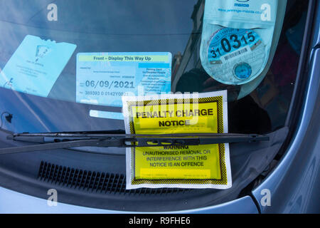 L'avis de pénalité sur une voiture qui a une mobilité d'un insigne n'a pas permis d'afficher un billet de stationnement valide payé à Whitby, North Yorkshire Angleterre UK Banque D'Images