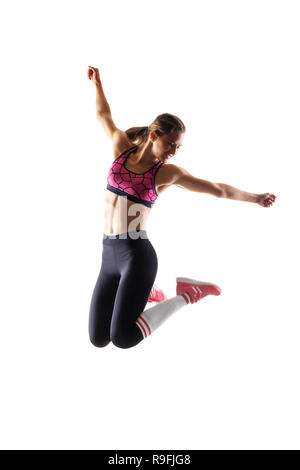 Monter runner girl jumping avec expression heureuse contre fond blanc Banque D'Images