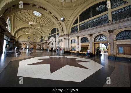 L'intérieur de la grande gare Estacio Franca à Barcelone, Espagne Banque D'Images