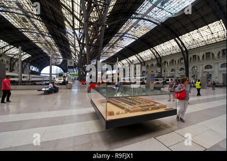 L'intérieur de la grande gare Estacio Franca à Barcelone, Espagne Banque D'Images