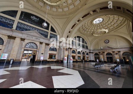 L'intérieur de la grande gare Estacio Franca à Barcelone, Espagne Banque D'Images