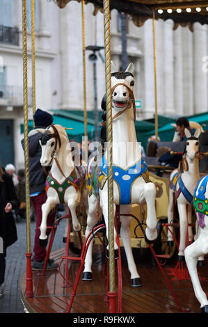 Rome antique, merry go round sur la piazza Navona Marché de Noël. Banque D'Images