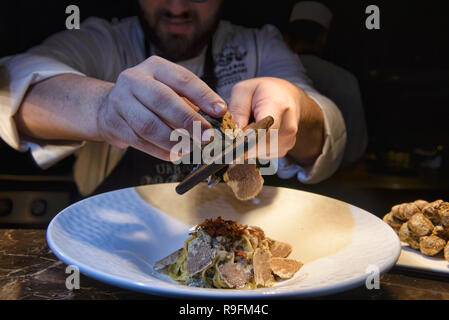 Caillebotis chef sur des pâtes aux truffes, Bangkok, Thaïlande Banque D'Images