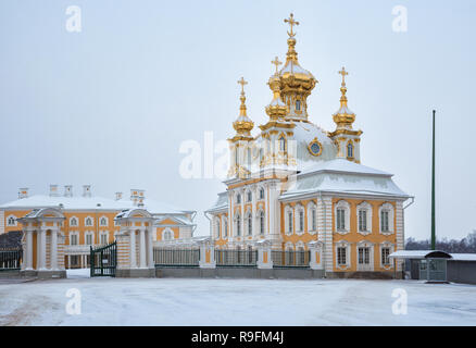 SAINT PETERSBURG, Russie - le 22 janvier 2018 : Peterhof en hiver. Église de Grand Palace Banque D'Images