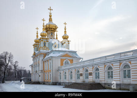 SAINT PETERSBURG, Russie - le 22 janvier 2018 : Peterhof en hiver. Église de la Grand Place Banque D'Images