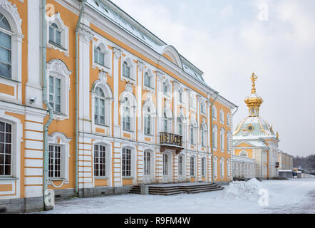 SAINT PETERSBURG, Russie - le 22 janvier 2018 : Peterhof en hiver. Grand Palais et sous la dépendance du parc inférieur Banque D'Images