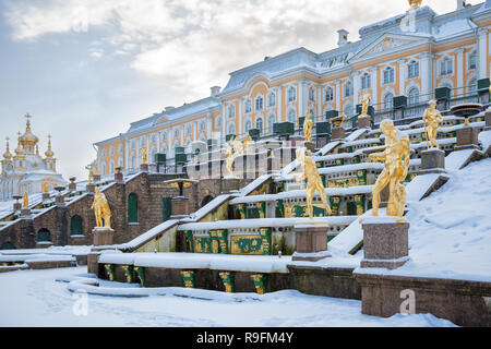 SAINT PETERSBURG, Russie - le 22 janvier 2018 : Peterhof en hiver. Les Statues de la Grande Cascade couverte de neige Banque D'Images