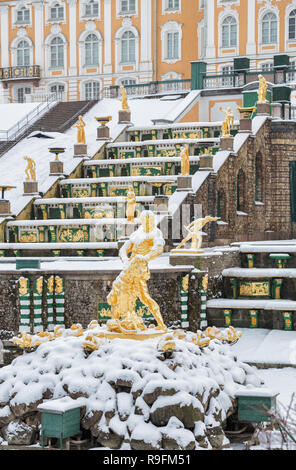 SAINT PETERSBURG, Russie - le 22 janvier 2018 : Peterhof en hiver. Statue de Samson, déchirant les mâchoires du lion, contre l'arrière-plan de la Grande Cascade c Banque D'Images