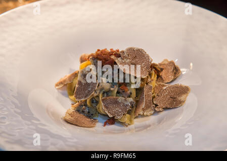 Tagliatelle carbonara de truffe blanche fine dining, Bangkok, Thaïlande Banque D'Images