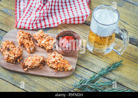 Bouchées de poulet barbecue avec bière Banque D'Images