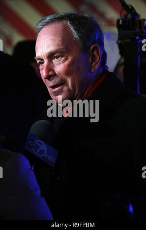 NEW YORK - 31 DÉCEMBRE : Maire de la ville de New York Michael Bloomberg assiste à la cérémonie d'abaisser le bal du Nouvel An à Times Square le 31 décembre 2008 à New York. (Photo par Steve Mack/S.D. Mack Photos) Banque D'Images