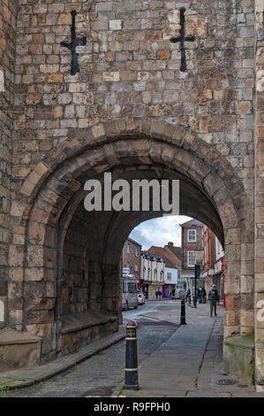 En vertu de l'artère principale de Monk Bar, guérites ou barres de murs de la ville de New York, (Bar murs ou murs romains), menant à la vieille ville de York, England, UK Banque D'Images