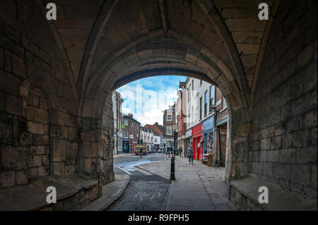 En vertu de l'artère principale de Monk Bar, guérites ou barres de murs de la ville de New York, (Bar murs ou murs romains), menant à la vieille ville de York, England, UK Banque D'Images