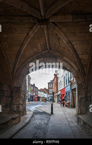 En vertu de l'artère principale de Monk Bar, guérites ou barres de murs de la ville de New York, (Bar murs ou murs romains), menant à la vieille ville de York, England, UK Banque D'Images