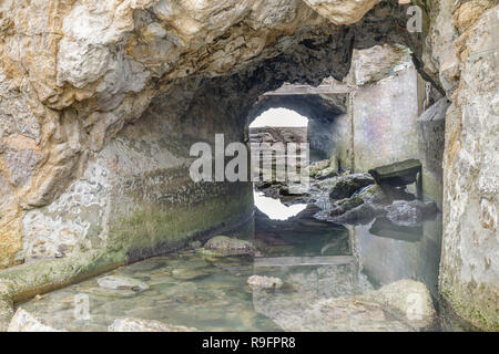 Ruines d'un tunnel souterrain dans la région de Sutro Baths. Banque D'Images