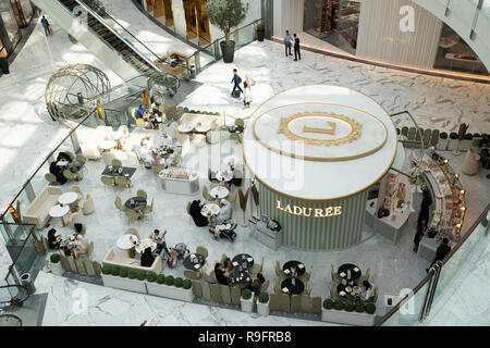 Laduree cafe à l'intérieur de nouvelle section de luxe de Dubaï Mall Fashion Avenue , Centre de Dubaï, Émirats Arabes Unis Banque D'Images