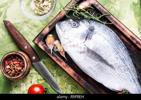 Poissons crus frais dorado avec des ingrédients pour la cuisine Banque D'Images