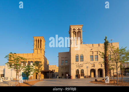 Nouveau Al Seef district culturel, architecture traditionnelle et design, par l'eau du ruisseau à Dubaï, Émirats Arabes Unis Banque D'Images