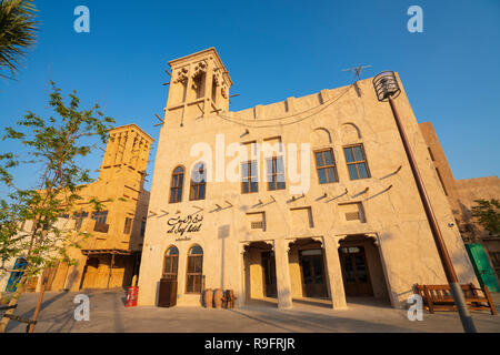 Nouveau Al Seef district culturel, architecture traditionnelle et design, par l'eau du ruisseau à Dubaï, Émirats Arabes Unis Banque D'Images