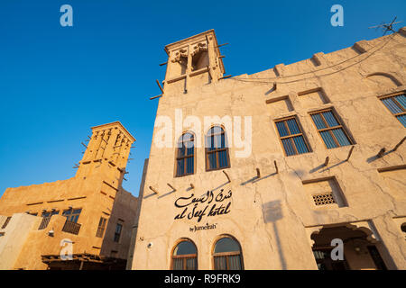 Nouveau Al Seef district culturel, architecture traditionnelle et design, par l'eau du ruisseau à Dubaï, Émirats Arabes Unis Banque D'Images