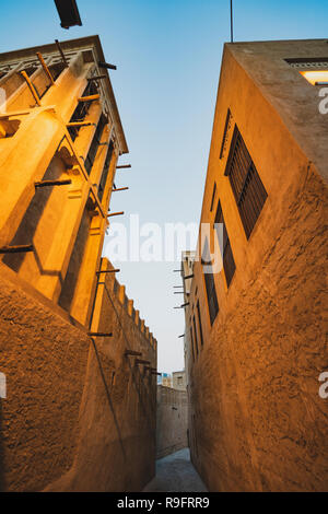 Rue étroite en historique original district Al Fahidi , al Bastakiya , à Dubaï, Émirats Arabes Unis Banque D'Images
