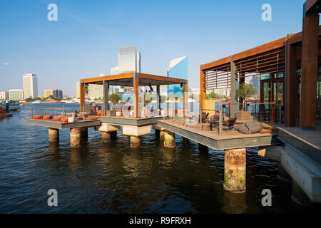 Nouvelle maison Zabeel Jumeirah hotel Al Seef par pilier adjacent à nouveau à côté du district du patrimoine au bord de l'eau du ruisseau à Dubaï, Émirats Arabes Unis Banque D'Images