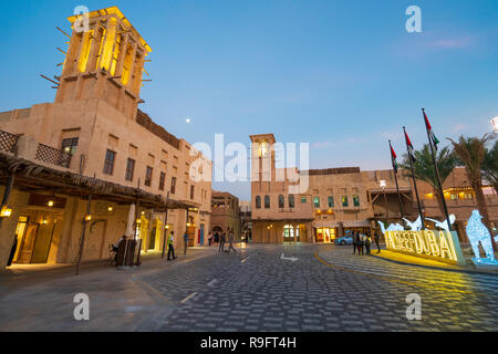 Nouveau Al Seef district culturel, architecture traditionnelle et design, par l'eau du ruisseau à Dubaï, Émirats Arabes Unis Banque D'Images