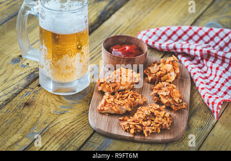 Bouchées de poulet barbecue avec bière Banque D'Images