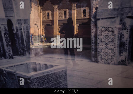 Marrakech, Maroc - 18 septembre 2017 : Reflet de Medersa Ben Youssef sur une photo d'elle datant de 1920 Banque D'Images