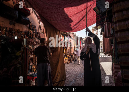Marrakech, Maroc - 18 septembre 2017 : Le montage d'un auvent sur les souks de Marrakech Banque D'Images