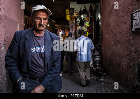 Marrakech, Maroc - 18 septembre 2017 : homme marchant sur une ruelle de Marrakech Banque D'Images