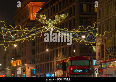 Londres, Royaume-Uni - 16 décembre 2018 : les lumières de Noël sur Piccadilly, Londres. De belles décorations de Noël attirent des milliers de visiteurs pendant le Festi Banque D'Images