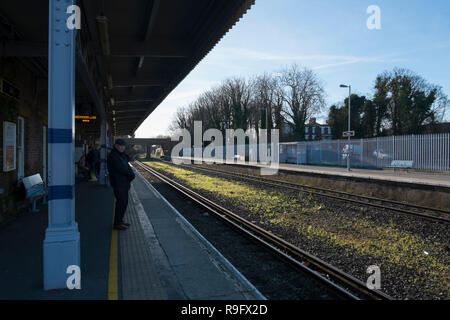 Les gens sur le quai en attendant le train pour Londres Ligne Javelin à faire face gare, Kent, UK Banque D'Images