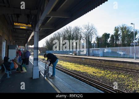 Les gens sur le quai en attendant le train pour Londres Ligne Javelin à faire face gare, Kent, UK Banque D'Images