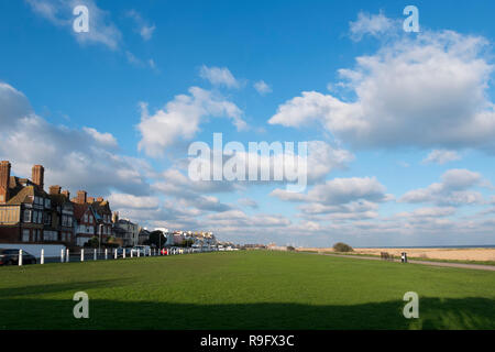 La promenade le long de la plage à Walmer, Deal, Kent, UK Banque D'Images