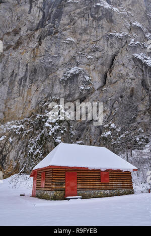 Un abri en bois ou dans un bâtiment dans les montagnes en hiver Banque D'Images