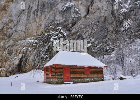 Un abri en bois ou dans un bâtiment dans les montagnes en hiver Banque D'Images