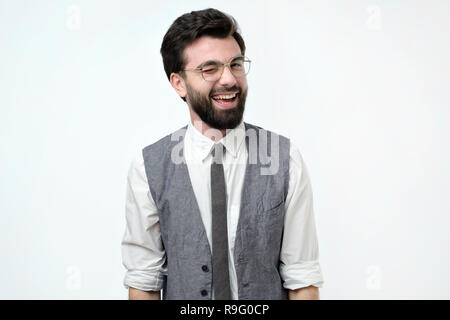 Beau espagnol homme portant vêtements de bureau et clignant smiling Banque D'Images