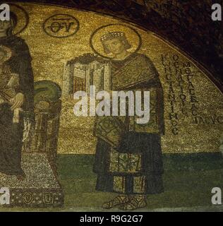 Constantin le Grand (272-337 AD). Mosaïque byzantine avec représentation de l'empereur de Constantinople offrant à la Vierge, 10e siècle. La basilique Sainte-Sophie. Istanbul. Banque D'Images