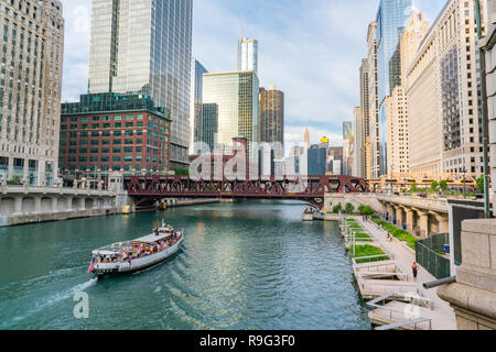 CHICAGO, ILLINOIS - 12 juillet 2018 : le centre-ville de Chicago, le long de la rivière Chicago près de Wells Street. Banque D'Images