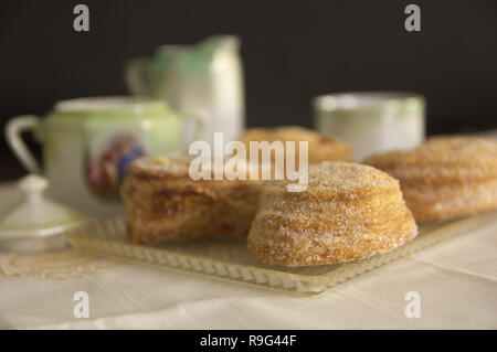 Snack de style anglais avec tasses de boissons chaudes et friandises croustillantes Banque D'Images