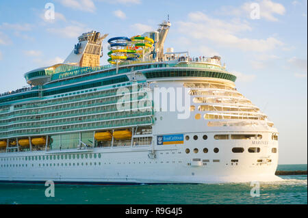 MIAMI - 22 décembre 2018 : Le Mariner of the Seas, d'une capacité de 4 200 passagers par navire Norwegian Cruise Lines, quitte PortMiami. Banque D'Images