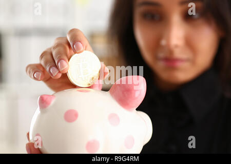 Un young smiling woman holding chinois Banque D'Images