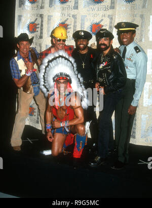 BURBANK, CA - 5 juin : Chanteurs David Hodo, Felipe Rose, Ray Simpson, Glenn Hughes et Alex Briley du village participent à la deuxième édition annuelle de la MTV Movie Awards le 5 juin 1993 à Walt Disney Studios de Burbank, Californie. Photo de Barry King/Alamy Stock Photo Banque D'Images